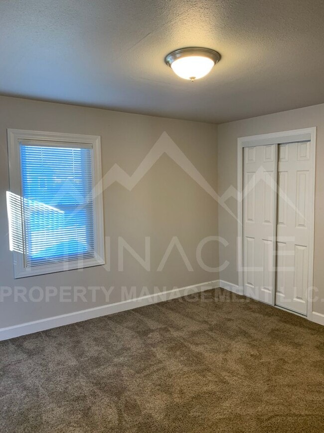 Building Photo - 2 Bedroom House