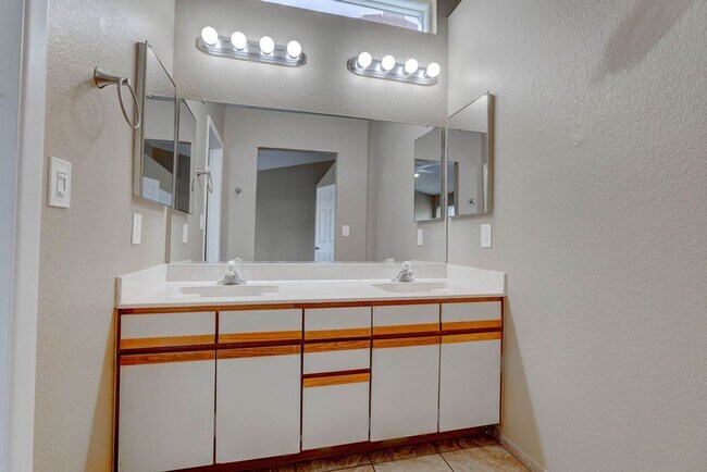 Building Photo - 26 Fantasia Ln