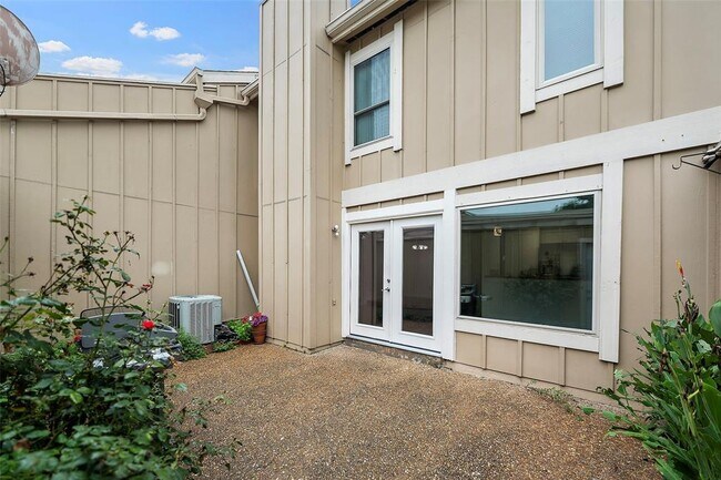 Building Photo - 2387 Crescent Park Dr