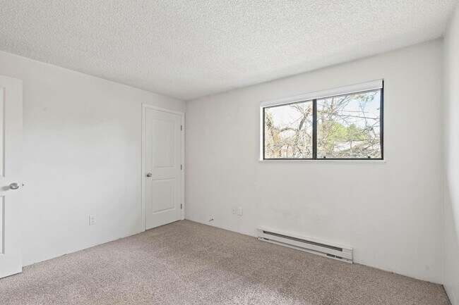 Building Photo - Well-maintained 2-bdrm/1-bath unit in tri-plex—On-site laundry, off-street parking, storage