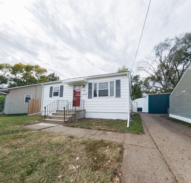 Building Photo - Updated 2-Bedroom, 1-Bath with Large Backyard