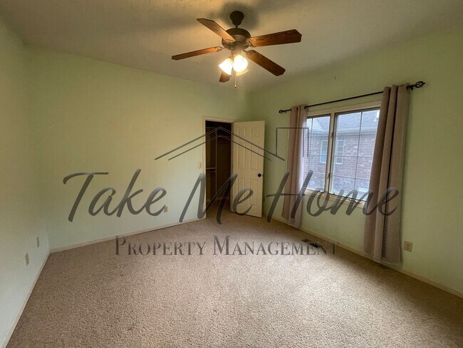 Building Photo - 4 Bedroom Home in Kickapoo District!