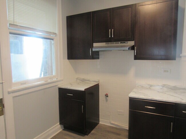 Building Photo - 7119 S Eberhart Ave