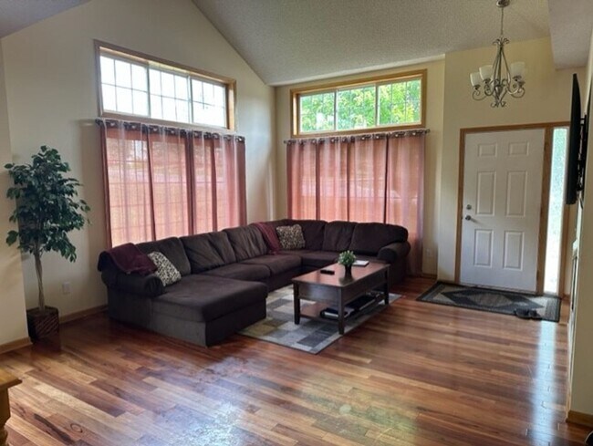 Building Photo - Very Spacious Townhome in great area in Apple Valley. Avail Oct 1