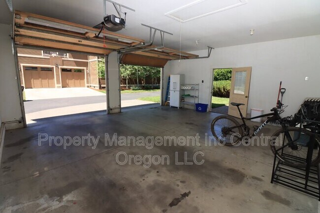 Building Photo - 577 W Jefferson Ave