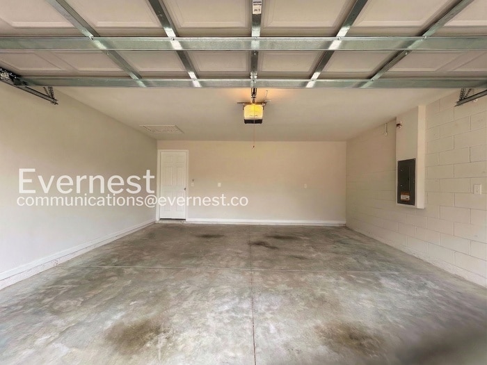 Building Photo - 25 Raeland Ln