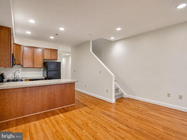 Building Photo - 2542 W Girard Ave