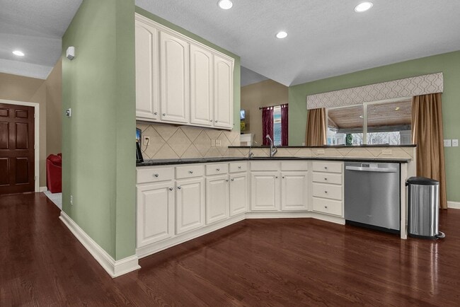 Building Photo - 5464 Sandy Dr
