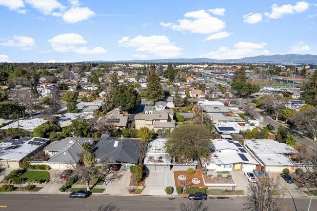 Building Photo - 729 Stendhal Ln