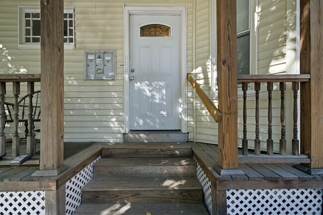 Building Photo - 281 River St