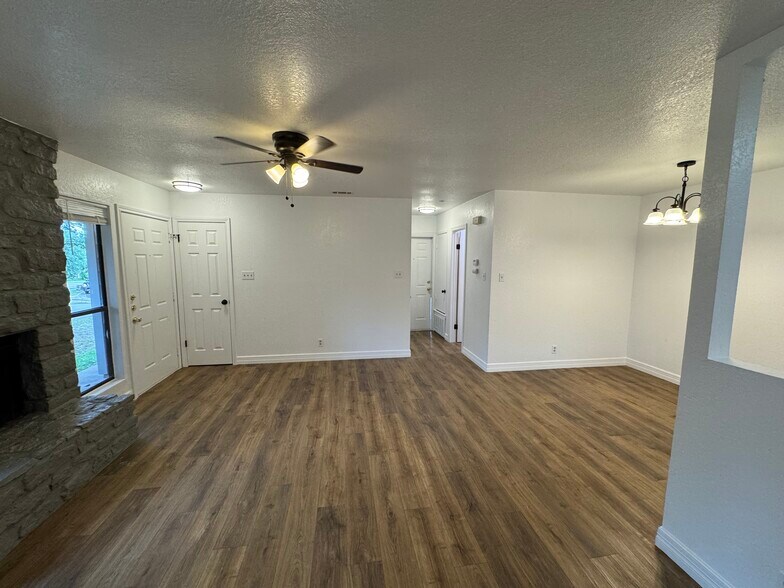 Building Photo - 1749 Horseshoe Cir