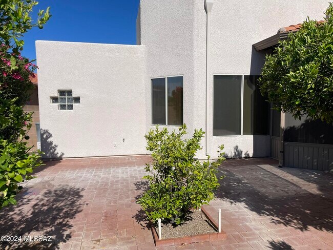 Building Photo - 2514 N Camino Reloj