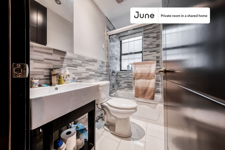 Building Photo - Private bedroom in 3 bed/1 bath Home