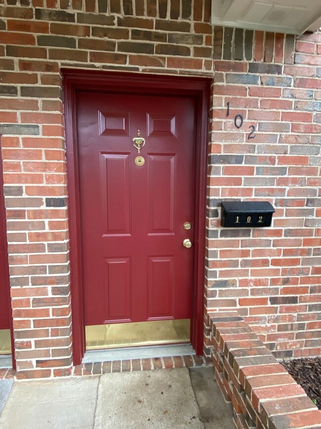 Building Photo - Quiet 2 bedroom townhome close to Downtown...