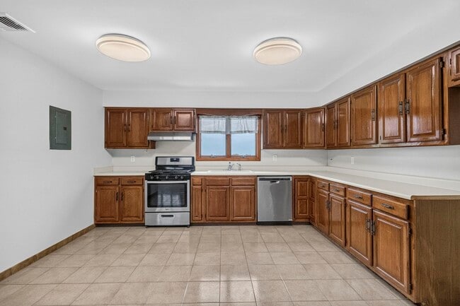 Building Photo - 612 72nd St
