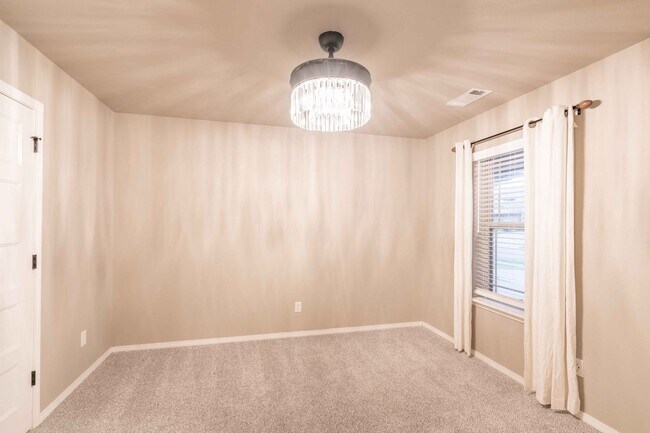 Building Photo - Large 3 Bed 2 Bath House in Broken Arrow - Available Mid March