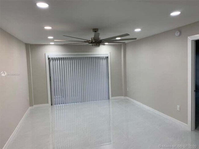 Building Photo - 4176 Inverrary Dr