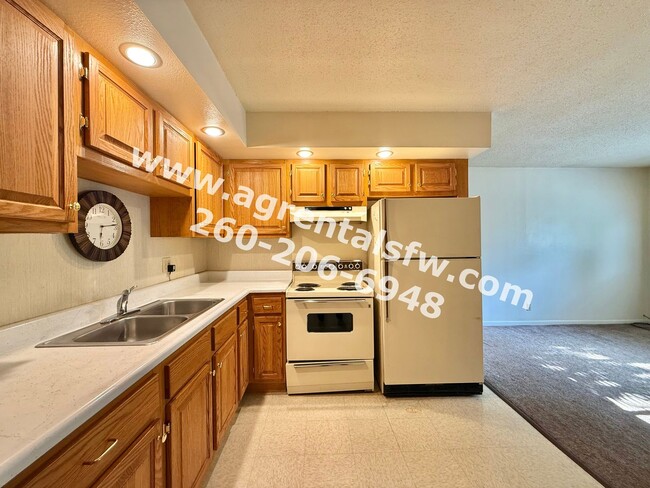 Building Photo - 1042 Lewis Pl