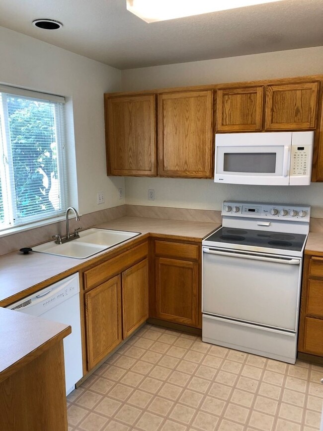 Building Photo - 3 Bedroom, 2.5 Bathroom Townhouse - Locate...