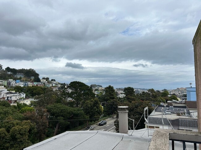 Building Photo - Large 2 BR / 2 BA featuring Cathedral Ceilings, Washer & Dryer, Plus Parking Included!