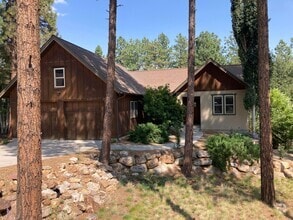 Building Photo - Custom home in the sought-after Edgemont H...