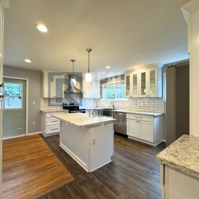 Building Photo - Charming 3 Bedroom Move In Ready!