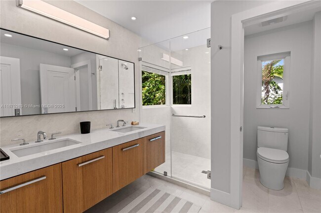 Building Photo - 617-625 E Dilido Dr