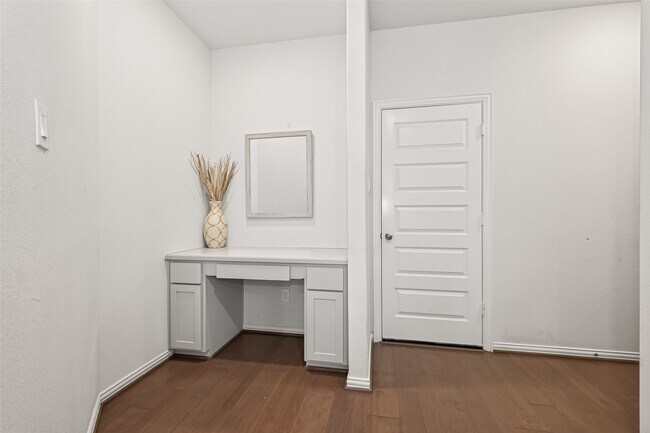 Building Photo - 27926 Western Crk Ct