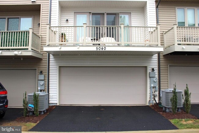 Building Photo - 5040 Oakmoore Dr
