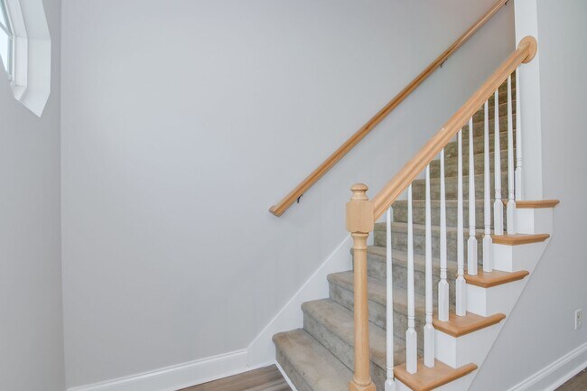 Building Photo - 3 Bedroom 2.5 Bath Townhouse