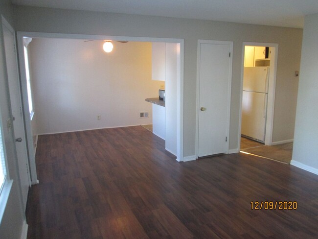 Building Photo - 2 bedroom 1 bath duplex off of Broad River Rd