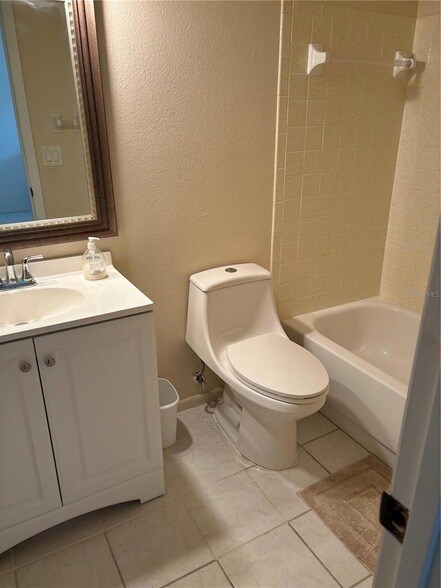 Building Photo - 750 Avenida Estancias