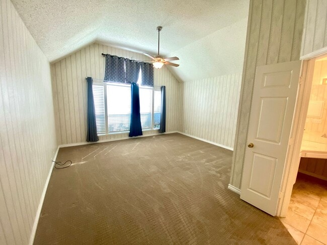 Building Photo - Introducing this inviting 3-bedroom, 2-bat...