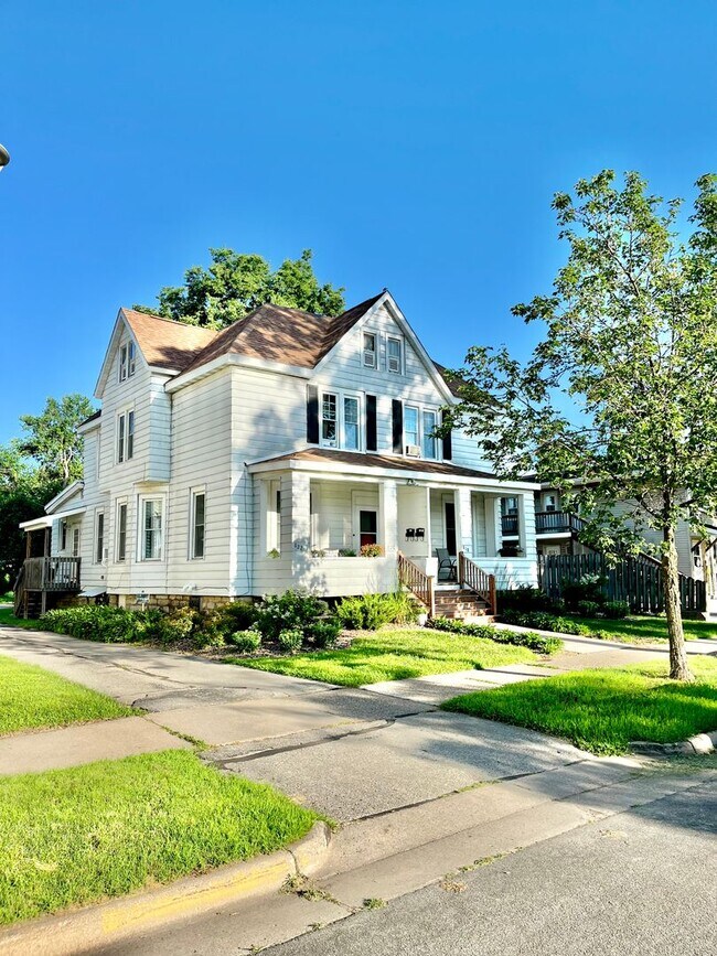 Building Photo - 818 6th St S