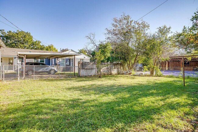 Building Photo - One Side of Great Duplex Near TCU- 1 Bed, ...