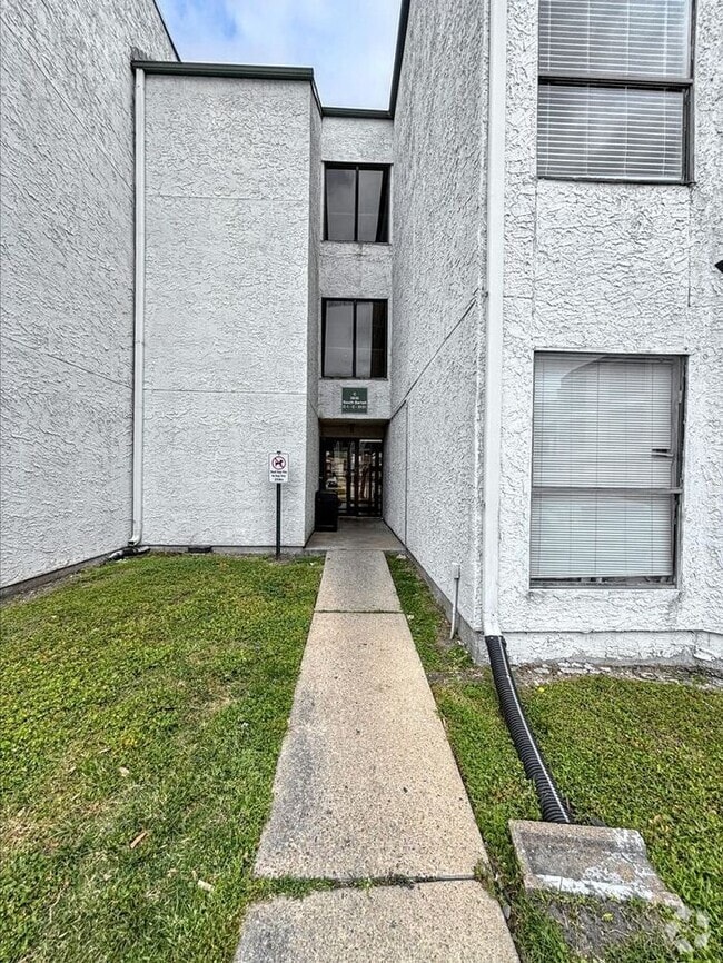 Building Photo - Lovely 2-Bedroom Condo with Modern Comfort...