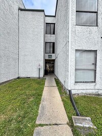 Building Photo - Lovely 2-Bedroom Condo with Modern Comfort...