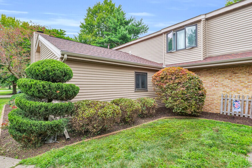 Building Photo - 1604 Lyndhurst Dr