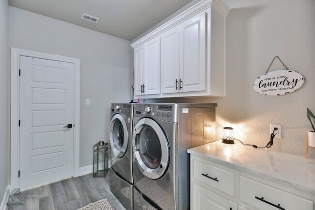 Building Photo - 4 bedroom, EXECUTIVE RENTAL!