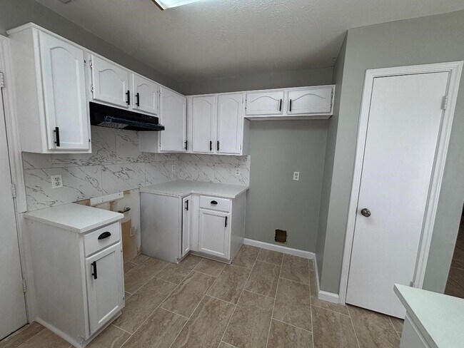 Building Photo - 16003 Mission Glen Dr