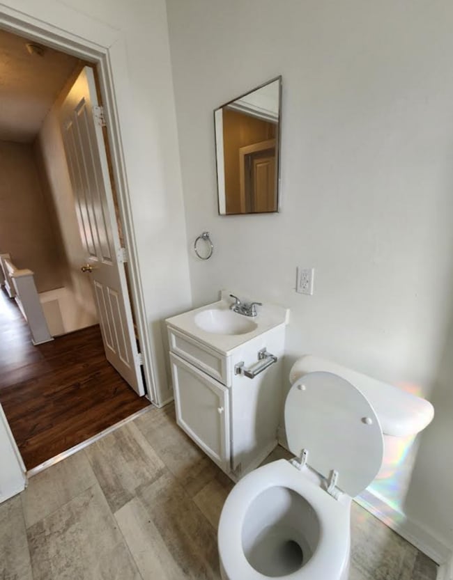 Building Photo - Westside Spacious Three Bedroom Two Story Duplex Near 25th and Capital