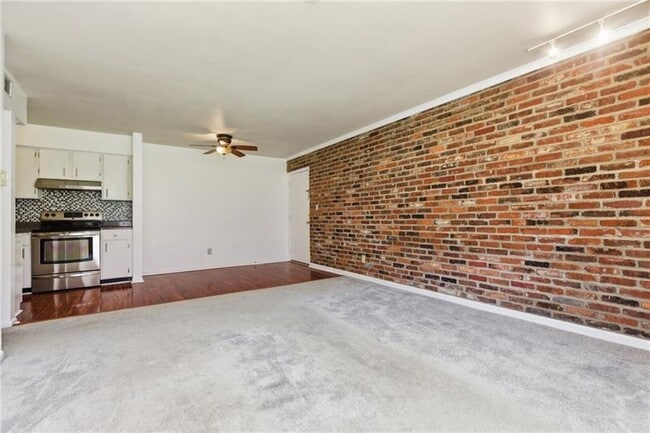 Building Photo - 940 Adam Dr