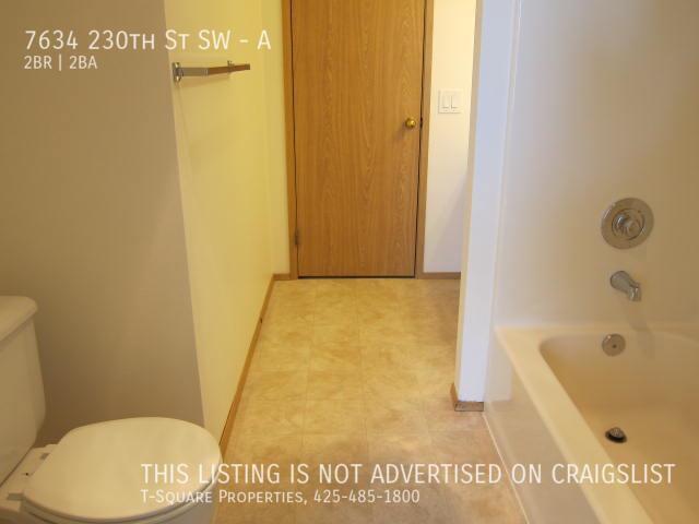 Building Photo - Townhouse unit 2 br. 1.5 bath with one car...