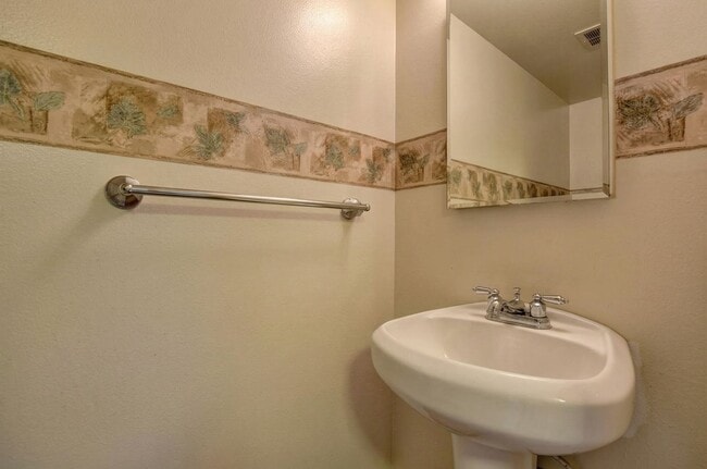 Building Photo - Modern 2-Bedroom Townhome in Peaceful Redwood Community