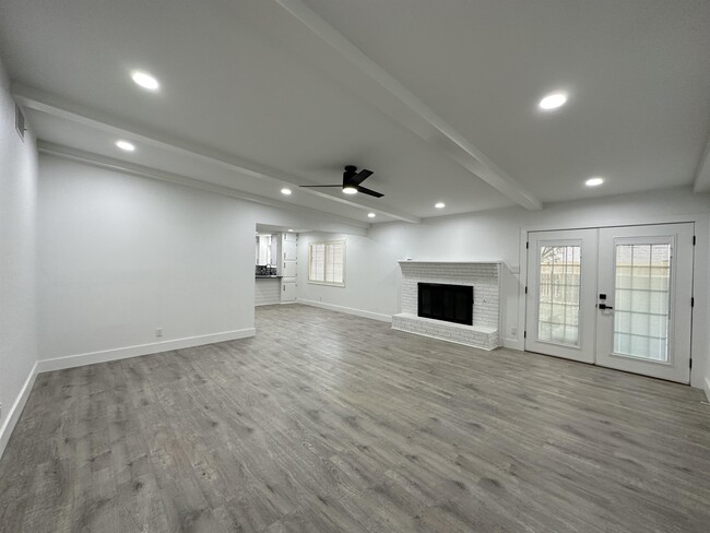 Building Photo - 2814 W Dengar Ave
