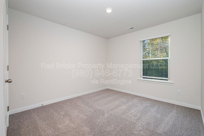 Building Photo - 142 Rustling Waters Dr