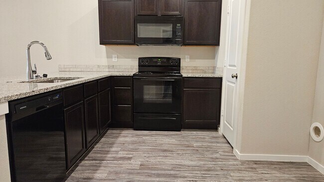 Building Photo - Modern 3-Bedroom Duplex in West Lubbock