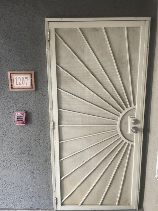 Building Photo - GREAT DOWNSTAIRS UNITIN GATED COMMUNITY LO...