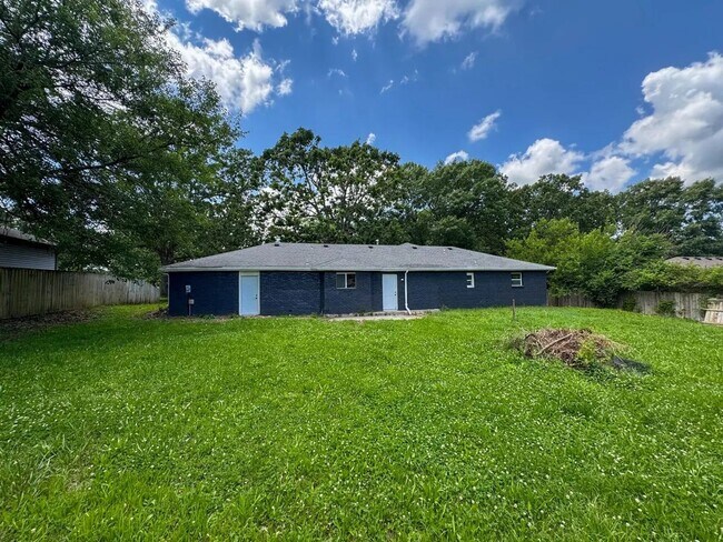 Building Photo - 3 Bed 2 Bath 2 Car Garage in Strafford MO