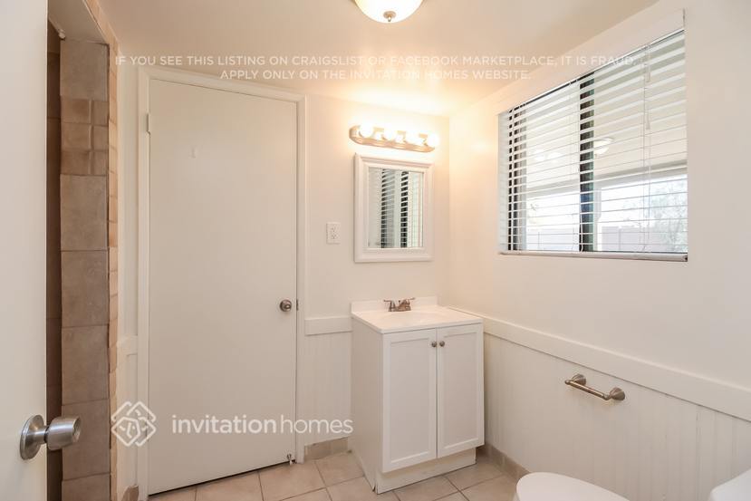 Building Photo - 2401 W Shady Glen Ave